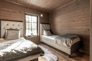 1 dormitorio con 2 camas y ventana en Idre Sky Mountain Lodge- Ski in Ski out, en Idre