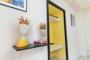 een hal met een spiegel en vazen op een plank bij Appartamento Georgiana in Taormina