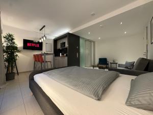 ein Schlafzimmer mit einem großen Bett und einem Sofa in der Unterkunft Schwarzwaldblick by Rabe - Netflix & Kaffee-Bar & Parkplatz in Karlsruhe