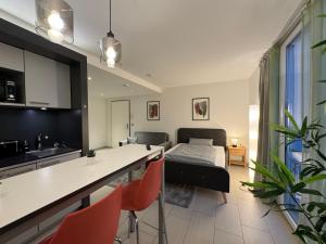 eine Küche und ein Wohnzimmer mit einem Bett in einem Zimmer in der Unterkunft Schwarzwaldblick by Rabe - Netflix & Kaffee-Bar & Parkplatz in Karlsruhe