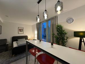 ein Wohnzimmer mit einem Tisch und einem Sofa in der Unterkunft Schwarzwaldblick by Rabe - Netflix & Kaffee-Bar & Parkplatz in Karlsruhe
