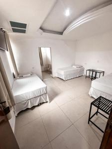 En eller flere senge i et værelse på Hotel Pigalle, próximo a Expo São Paulo