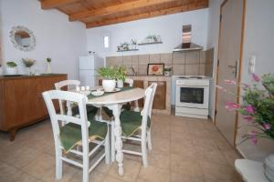 Η κουζίνα ή μικρή κουζίνα στο Julia's Holiday House