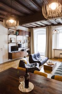 uma sala de estar com um sofá e uma mesa em Marktplatz-Residenz - 110 m vom Traunsee em Gmunden