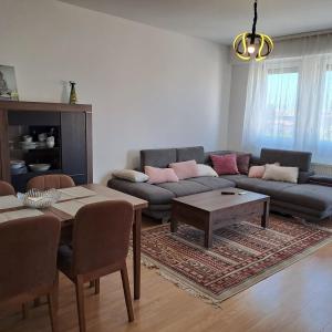 Posezení v ubytování Cozy Apartment in Prizren