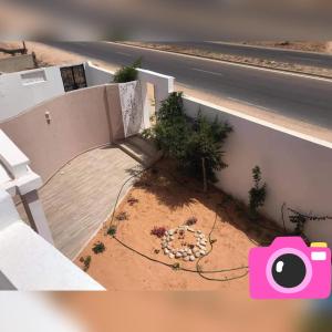 uma vista superior de um canteiro de flores num edifício em Villa Bacha em Houmt Souk