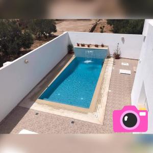 una vista aérea de una piscina en un edificio en Villa Bacha en Houmt El Souk