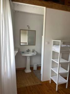 un bagno con lavandino e specchio di Maison en pleine nature a Saint-Maurice-en-Gourgois