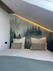 um quarto com uma cama grande e uma pintura na parede em Mellie`s Ferienwohnung Willingen em Willingen