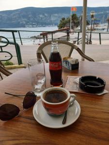 - une tasse de café sur une table avec une bouteille de coke dans l'établissement Cozy corner by the sea, à Bijela