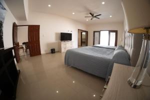Galería fotográfica de 21 Suite with Jacuzzi a shared pool en Torreón