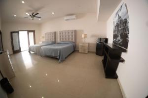 Galería fotográfica de 21 Suite with Jacuzzi a shared pool en Torreón