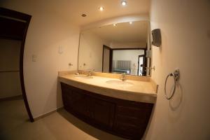 Galería fotográfica de 21 Suite with Jacuzzi a shared pool en Torreón