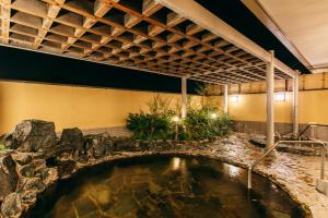 柳川市にある亀の井ホテル 柳川の建物中央の大きな水プール