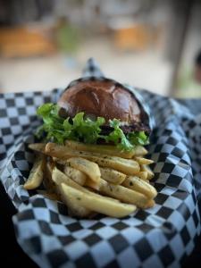 uma sanduíche e batatas fritas num prato xadrez em La Window Glamping em La Ventana