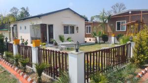una casa con recinzione e giardino di 1heaven - Home Stay a Sahaspur