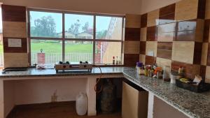 una cucina con piano di lavoro e finestra di 1heaven - Home Stay a Sahaspur