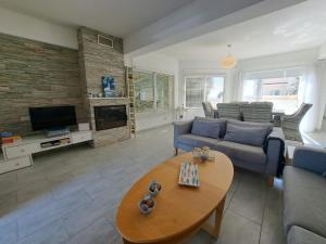 un soggiorno con un divano e un tavolo di Sandy Coast Beach Villa a Larnaka