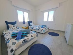 Camera con 2 letti singoli e 2 finestre. di Sandy Coast Beach Villa a Larnaka