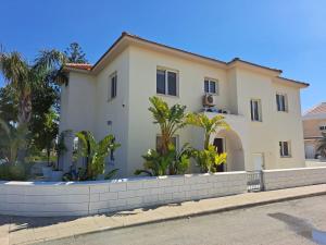 una casa sul ciglio di una strada di Sandy Coast Beach Villa a Larnaka