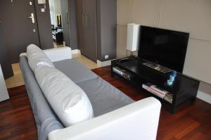 Televízia a/alebo spoločenská miestnosť v ubytovaní Apartament Mokotow