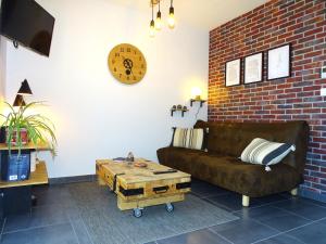 ein Wohnzimmer mit einem Sofa und einem Couchtisch in der Unterkunft Gite Les Intemporels in Cuisery