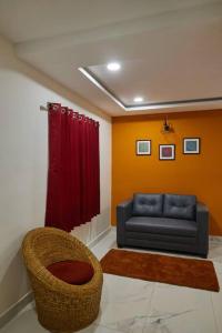 uma sala de estar com um sofá e uma cortina vermelha em Pent House 1BHk @WiproCircle, Near US Embassy, Gachibowli em Hyderabad