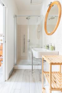 y baño con ducha y lavamanos. en Fabio Apartments San Gimignano, en San Gimignano