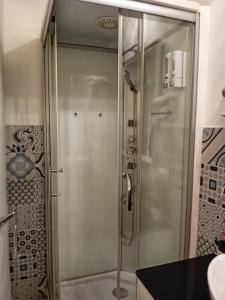 La salle de bains est pourvue d'une douche avec une porte en verre. dans l'établissement Casa Tilde Guest House, à Cunardo