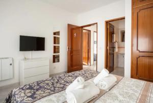 a bedroom with a bed with towels on it at Blife Allya private rooms in Faro