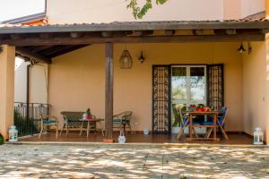 um pátio exterior com uma mesa e cadeiras em Villa con piscina Casale di Giò nel Golfo di Castellammare em Partinico