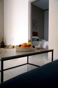 a table with a bowl of fruit on it in a room at Cathy's Place in Paradeísion