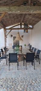 uma sala de jantar com cadeiras e uma mesa de vidro em Chambres d hotes proche Macon em Grièges