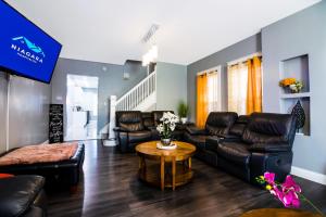 尼亚加拉瀑布The Double Down Complex Perfect for large Groups的配有皮革家具和桌子的客厅