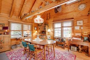 comedor con mesa y sillas en una cabaña en Peaceful Luray Cabin with Hot Tub, Deck and Fire Pit!, en Luray