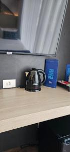 a tea kettle sitting on top of a desk at Rio Hotel by Bourbon São Paulo Barra Funda in Sao Paulo
