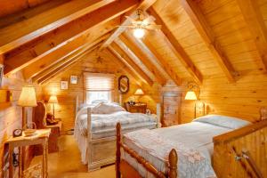 1 dormitorio con 2 camas en una cabaña de madera en Peaceful Luray Cabin with Hot Tub, Deck and Fire Pit!, en Luray