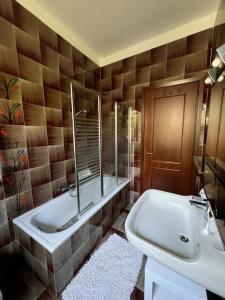 ein Badezimmer mit einer Badewanne, einem Waschbecken und einem WC in der Unterkunft Casa Emy, tranquilla, ottima per Rilassarsi in Montinelle