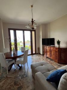 ein Wohnzimmer mit einem Tisch und einem Sofa in der Unterkunft Casa Emy, tranquilla, ottima per Rilassarsi in Montinelle