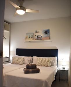 a bedroom with a large bed with a white blanket at Precioso piso en el centro de Almeria in Almería