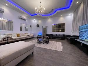 a living room with a couch and a tv at منتجع واستراحة اليخت in Khalij Salman