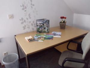 escritorio de madera en una habitación con silla en Ferienhaus, en Weiler