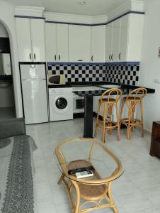 cocina con armarios blancos, mesa y sillas en Vera Natura Apartamento Isabel, en Vera