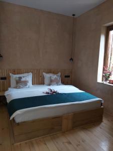 una camera da letto con un letto grande in una stanza di Valley Park Dilijan a Dilijan