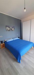 a blue bed in a bedroom with a blue wall at LIBARNA in Serravalle Scrivia