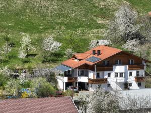een huis met zonnepanelen op het dak bij Landhaus Alpenzeit in Arzl im Pitztal