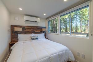Postel nebo postele na pokoji v ubytování Village Camp Truckee