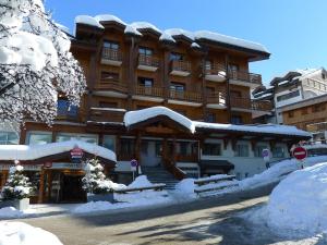 a large building covered in snow in front at Studio Courchevel 1650, 1 pièce, 3 personnes - FR-1-563-62 in Courchevel