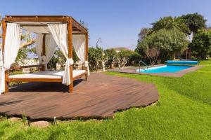 a bed on a wooden deck next to a pool at Ferienhaus für 10 Personen in Arucas, Gran Canaria Nordküste Gran Canaria in Arucas
