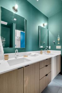 納許維爾的住宿－Hyve，一间带两个盥洗盆和大镜子的浴室